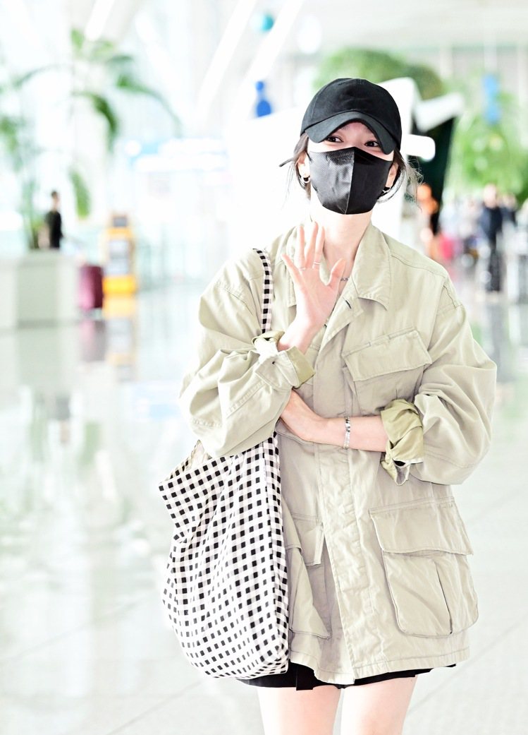 Chaumet品牌大使、韓國女星宋慧喬日前非往巴黎參加Chaumet高級珠寶展，機場穿搭配戴Bee My Love系列珠寶。圖／Chaumet提供