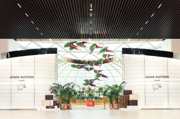貴賓室入口懸吊裝飾著瑞士設計三人組Atelier Oï創作、以南美洲魁札爾鳥羽翼為靈感的Quetzal雕塑。圖／路易威登提供