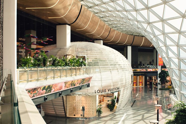 全新的「Louis Vuitton Lounge by Yannick Alléno」機場貴賓室坐落於哈馬德國際機場免稅商店區的路易威登專賣 店二樓。圖／路易威登提供