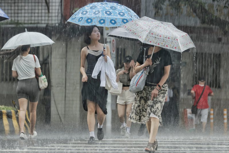 對流雲系發展旺盛，易有短延時強降雨，今天大台北、桃園、高雄地區及西半部、東北部山區有局部大雨發生的機率，注意雷擊、強陣風。記者曾原信／攝影