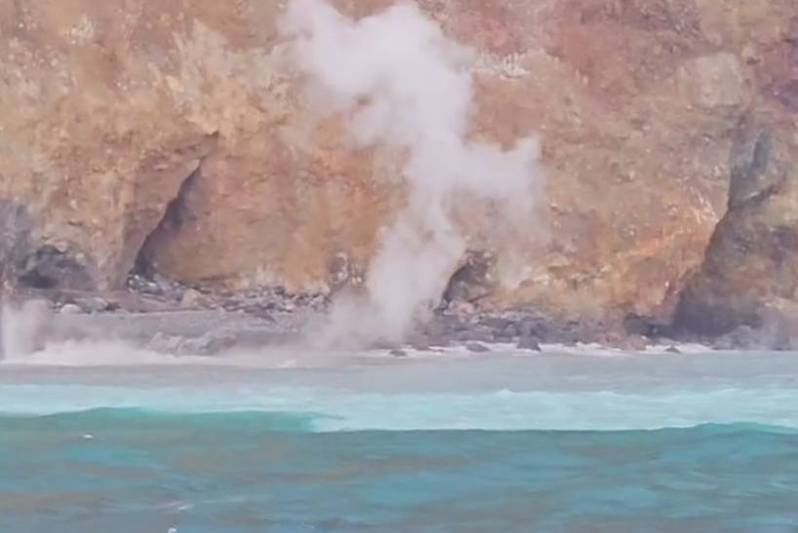 龜山島從今年3月1日開放登島以來，今天首度大噴發，數度從海底冒出磺煙，煙高約3至6公尺，吸引遊客猛拍照錄影，紀錄奇景。圖／簡逢均提供