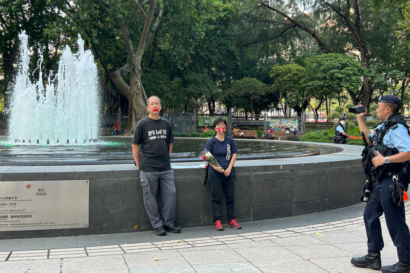 香港前支聯會義工關振邦（左）及天安門母親運動成員劉家儀，3日在香港維多利亞公園噴水池旁哀悼六四，因此遭香港警方逮捕。（美聯社）