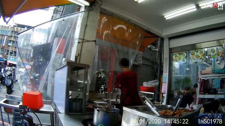 台北市北投區石牌一間牛肉麵名店，遭網友指控用「抹布水煮麵」。圖／摘自爆怨公社。