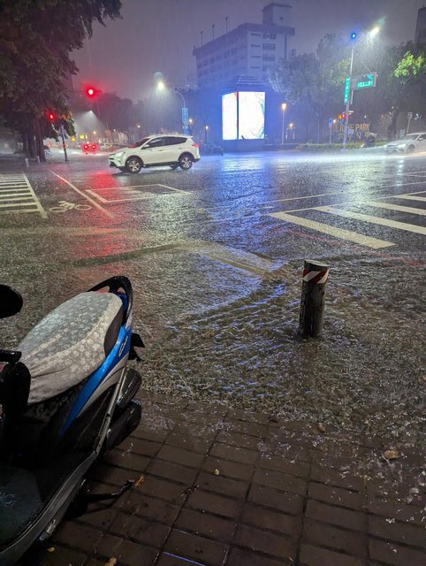 高雄網友今晚拍下市區因瞬間暴雨，積水達半個輪胎高。圖／取自PTT
