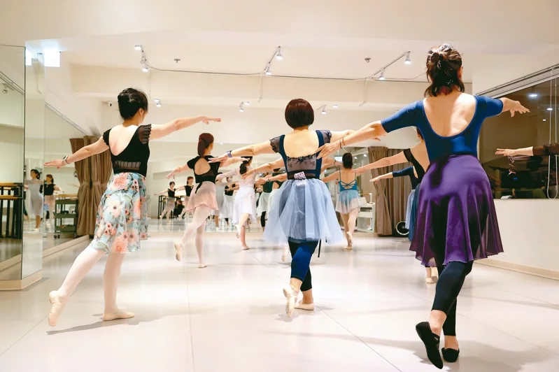 「舞拾人生」創辦人羅瑋君開設專為長者設計的芭蕾舞班，幫助長者體會運動的美好。 圖...