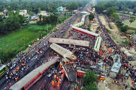 印度6月2日發生三列火車相撞的重大事故，造成275人死亡、超過1,000人受傷，...