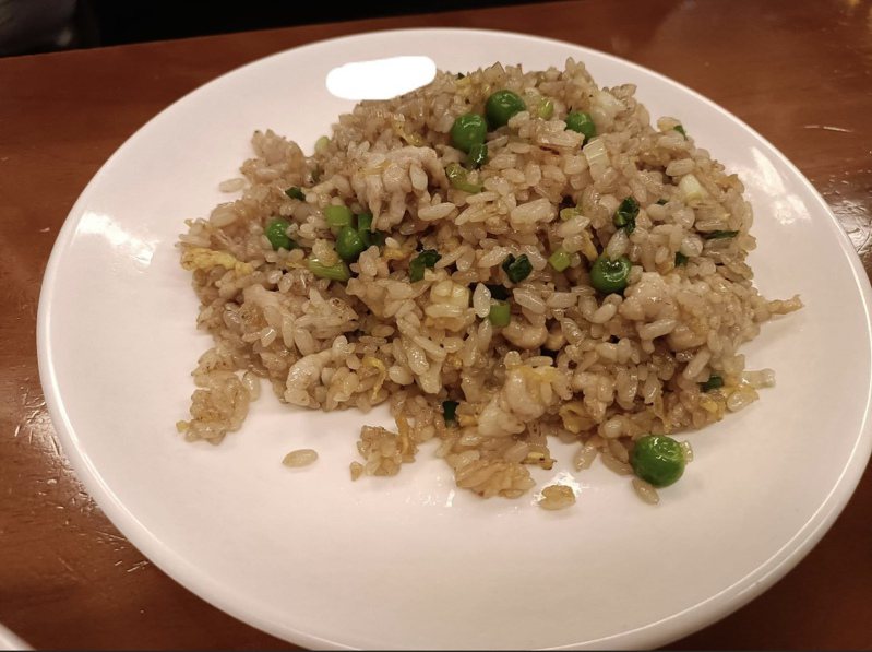 一名網友發文抱怨買到的炒飯不僅145元，還加入讓她討厭的「青豆」。圖擷自臉書社團「爆怨2公社」