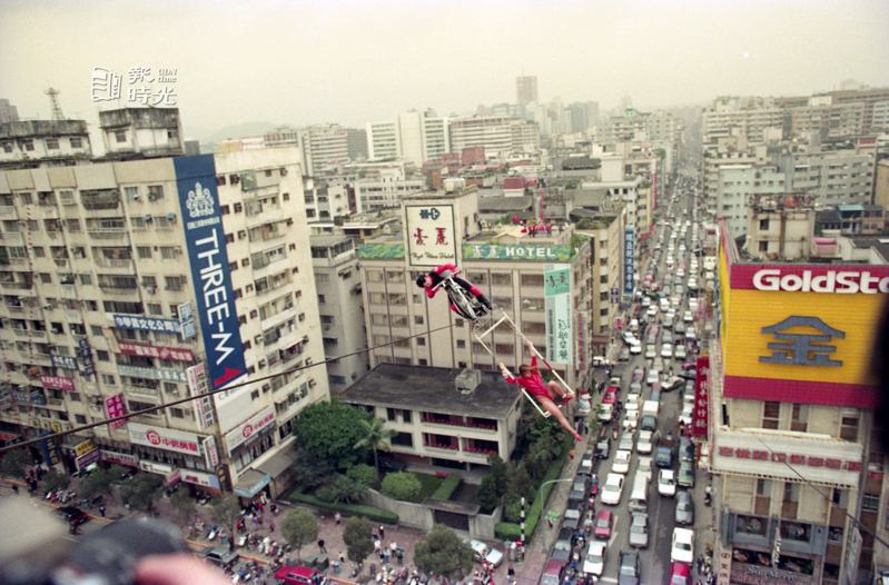 台北市東區出現難得一見的馬戲團以機車走空中鋼索的驚險鏡頭，鋼索上的大旋轉，讓旁觀者為之心驚膽顫。圖／聯合報系資料照（1990/01/06　吳景騰攝影）