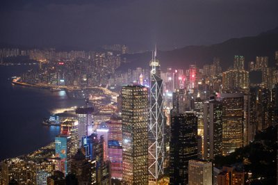 香港維多利亞港夜景。路透