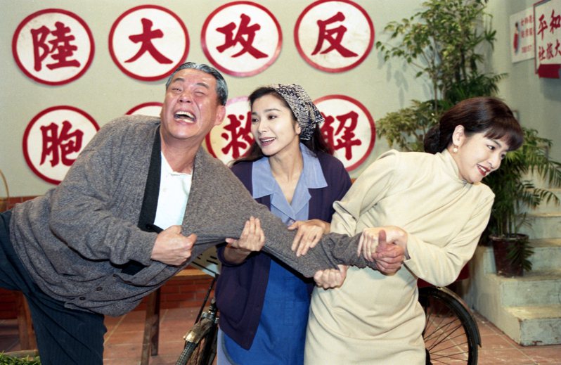 台視「台灣演義」。圖為龍劭華（左）、陳美鳳（中）、李芳雯（右）。圖／聯合報系資料照(1995/12/18 施偉平攝影)