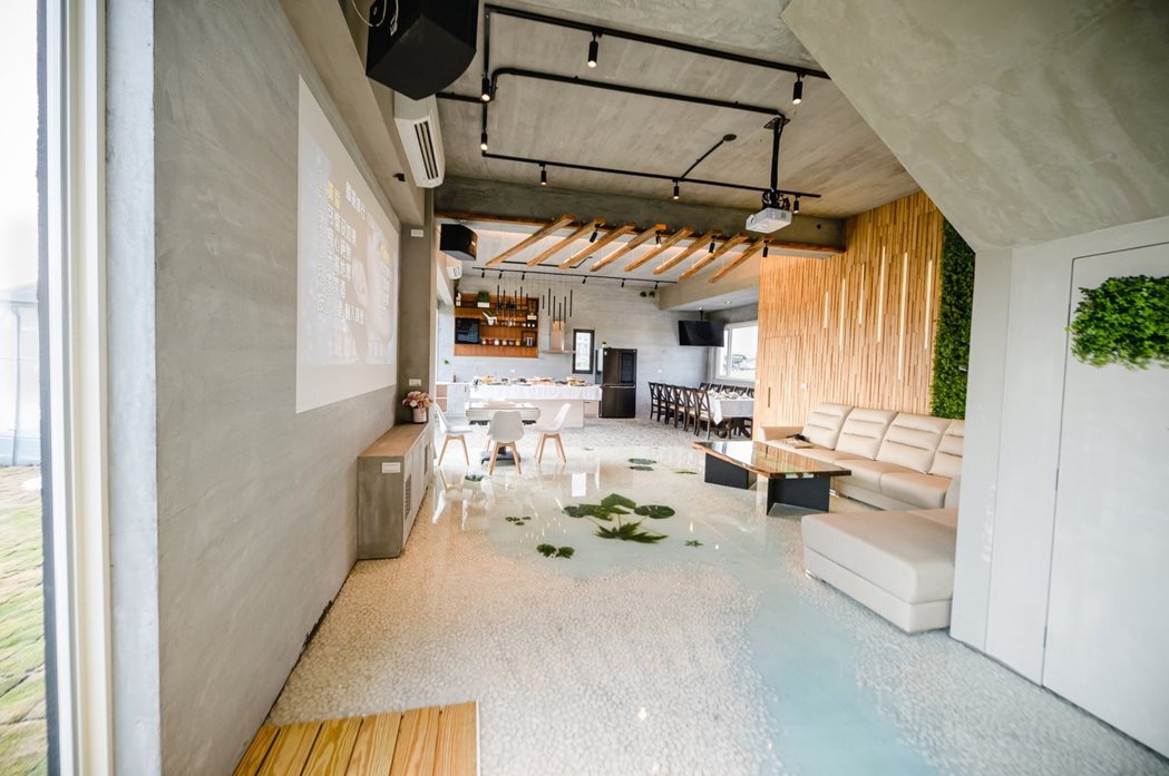 一樓客廳挑高設計加上半透明樹脂地板上，充滿異國風情。to渡/提供