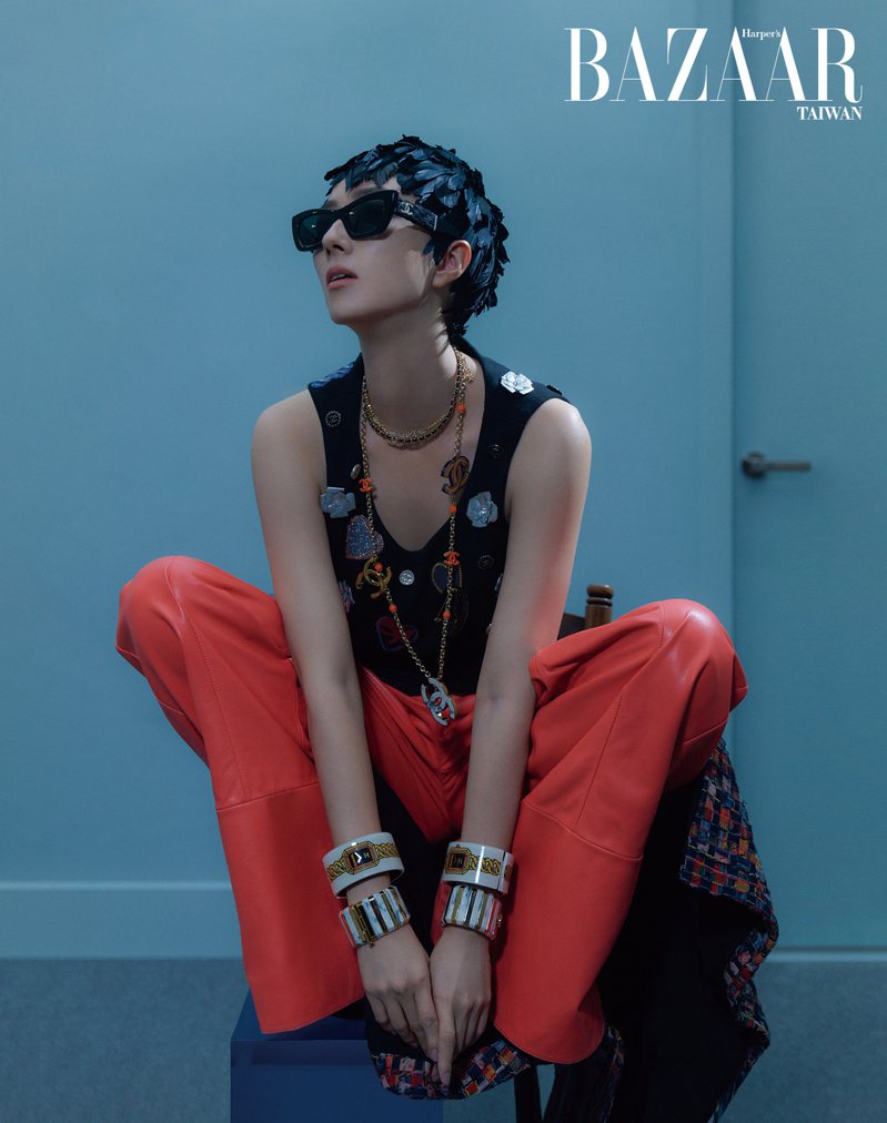 Métiers d'art系列上衣、皮褲、帽飾、太陽眼鏡、項鍊、Logo胸針（作墜鍊）、手鐲，All by Chanel。