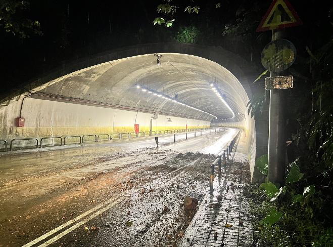 台北內湖康樂隧道(往大湖公園方向)昨天深夜因暴雨襲擊，一度造成有碎石等土石滑落，無人員受傷。圖／北市災防辦公室提供
