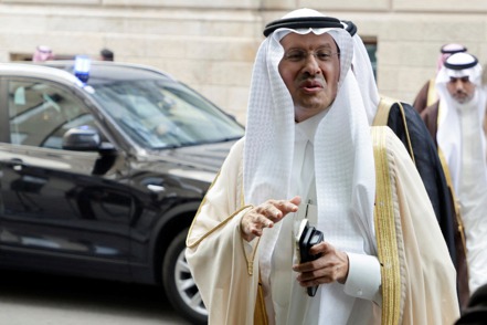 沙烏地阿拉伯能源部長阿卜杜拉齊茲親王4日抵達維也納OPEC+會場。路透