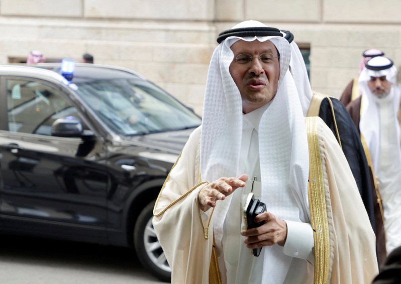 沙烏地阿拉伯能源部長阿卜杜拉齊茲親王4日抵達維也納OPEC+會場。路透