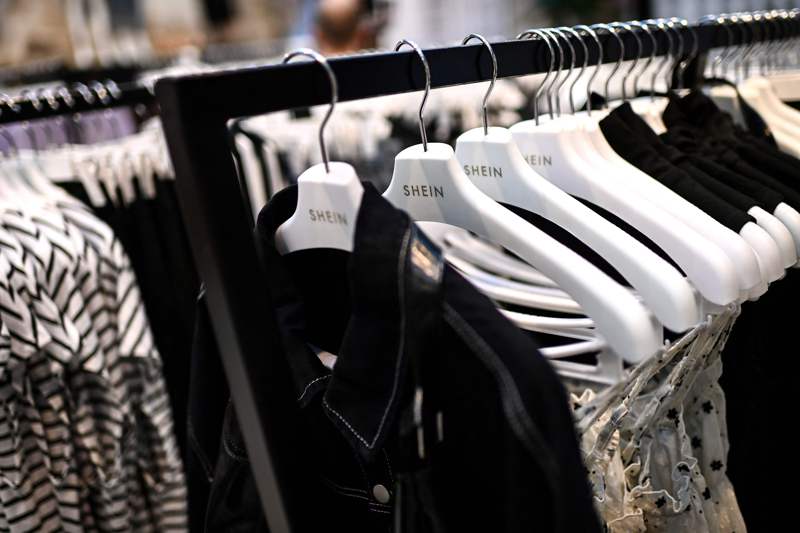 來自大陸的服飾品牌Shein近年異軍突起，5月在巴黎開設實體快閃店。法新社