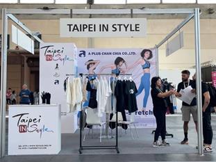 西班牙買家 Cem Joan Miro 於台北魅力展位洽詢。紡拓會提供