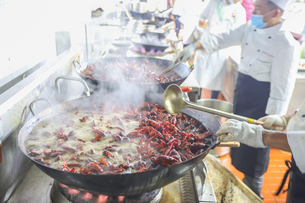 小龍蝦是廣受大陸民眾歡迎的美食，圖為江蘇盱眙去年舉辦的「龍蝦新味大賽」。（中新社...