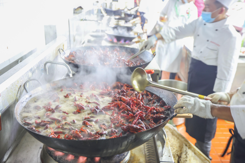 小龍蝦是廣受大陸民眾歡迎的美食，圖為江蘇盱眙去年舉辦的「龍蝦新味大賽」。（中新社）