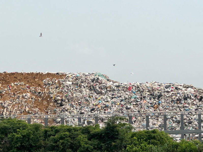 桃園楊梅員本里上的垃圾掩埋場啟用至今18年，近2年垃圾量進大於出，導致垃圾愈堆愈高跟座小山一樣。圖／周玉琴提供