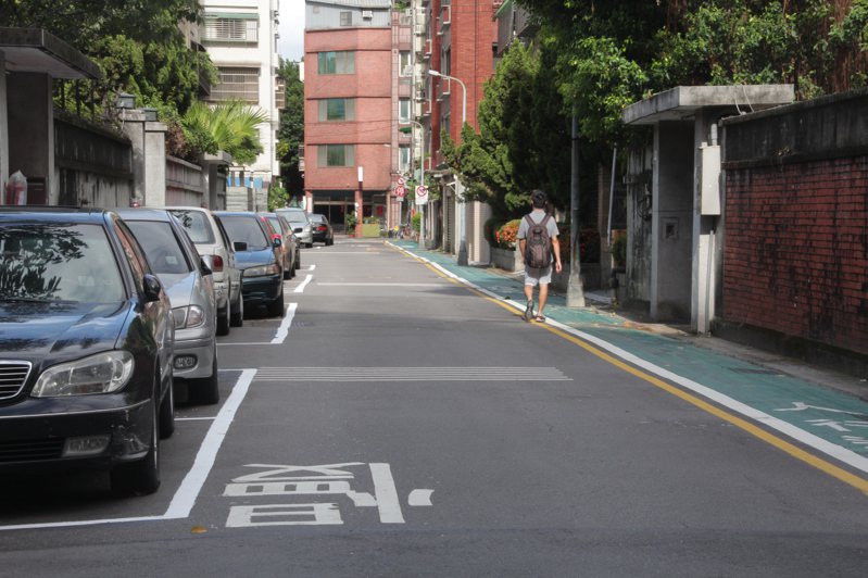 台北市有1987條標線型人行道。圖／聯合報系資料照片