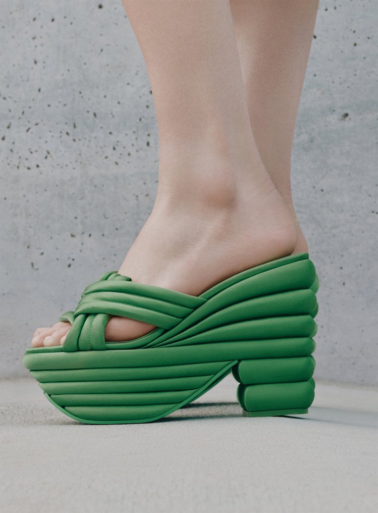 FERRAGAMO綠色造型厚底鞋，72,000元。圖／FERRAGAMO提供