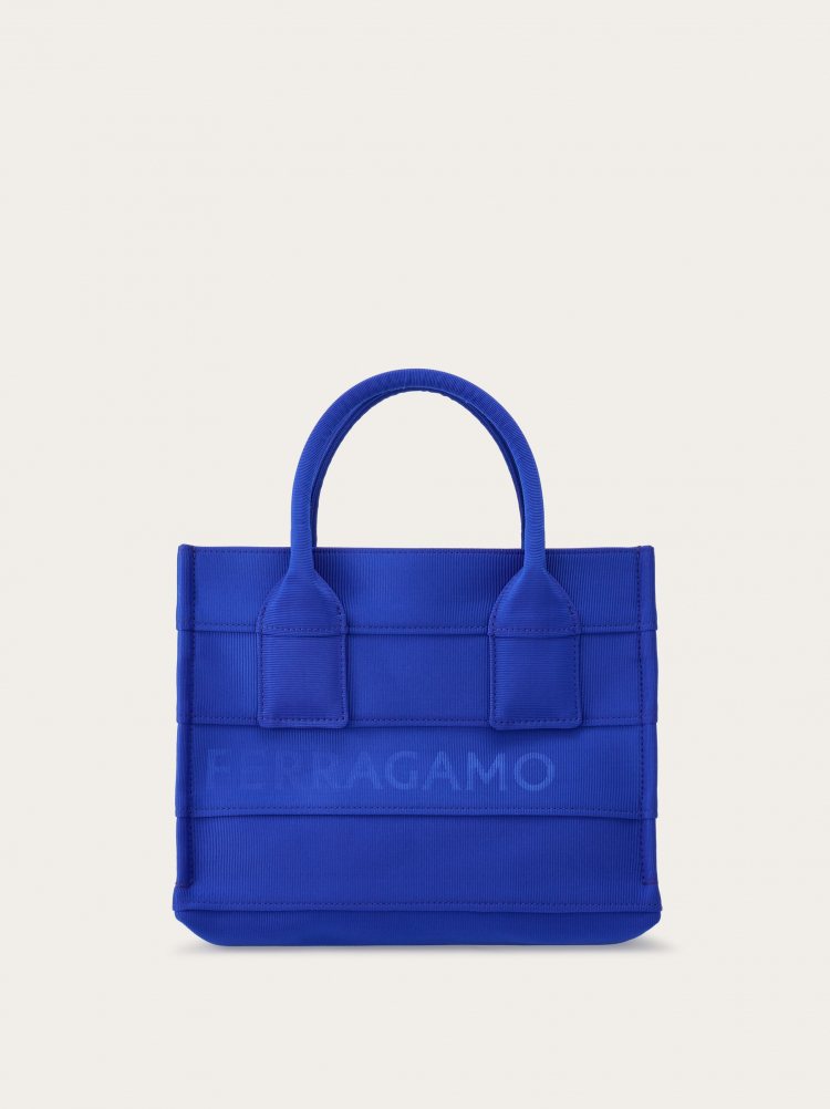 FERRAGAMO藍色羅緞托特包，43,500元。圖／FERRAGAMO提供