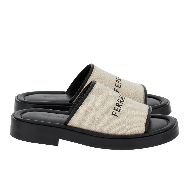 FERRAGAMO帆布Logo皮革拖鞋，27,500元。圖／FERRAGAMO提供