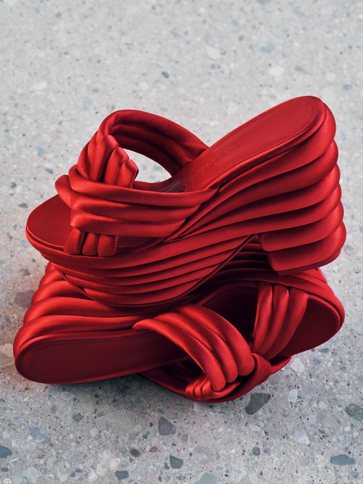 FERRAGAMO紅色造型厚底鞋，72,000元。圖／FERRAGAMO提供