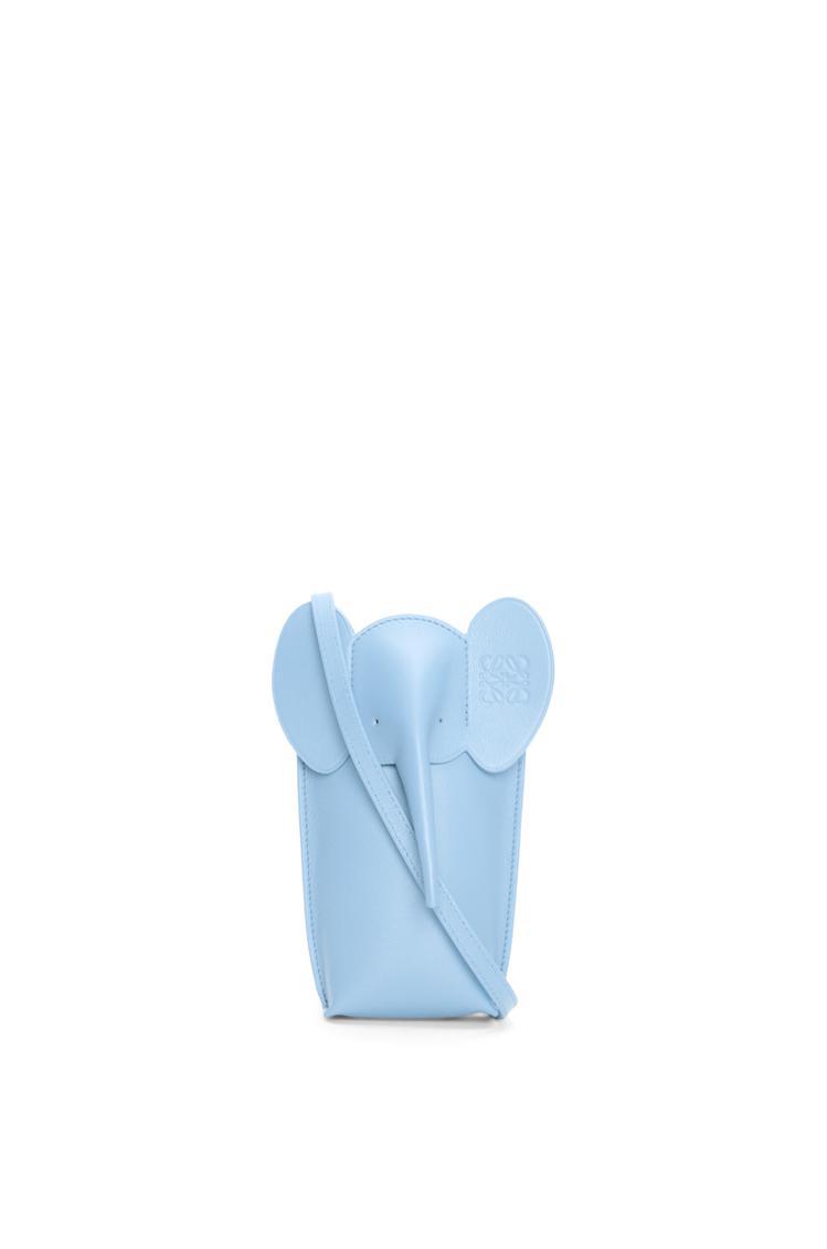 LOEWE 水藍色經典小牛皮小象掛包，30,000元。圖／LOEWE提供