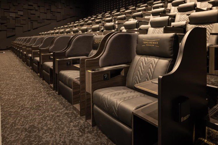 「109 CINEMAS PREMIUM新宿」，座席為講究舒適度的特等座位，另外還有3面環繞的廣角劇院及充滿高級感的交誼廳，提供奢華觀影體驗。圖／TOKYU KABUKICHO TOWER提供