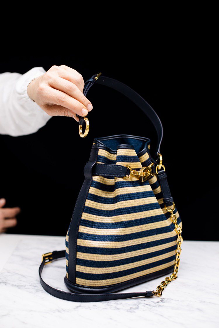C'est Dior包款以柔和曲線與精緻做工為特色。圖／Dior提供