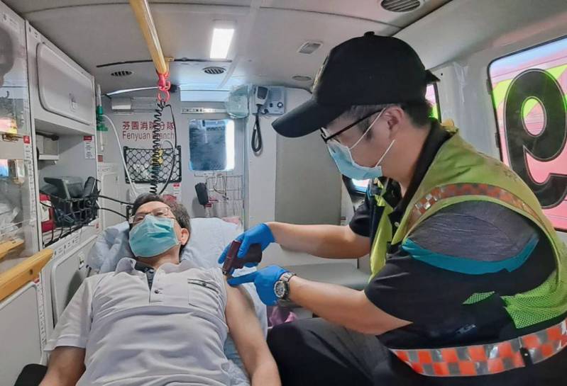 芬園消防分隊高級救護技術員陳冠儒為患者使用「電動骨針機」。圖／彰化縣消防局提供