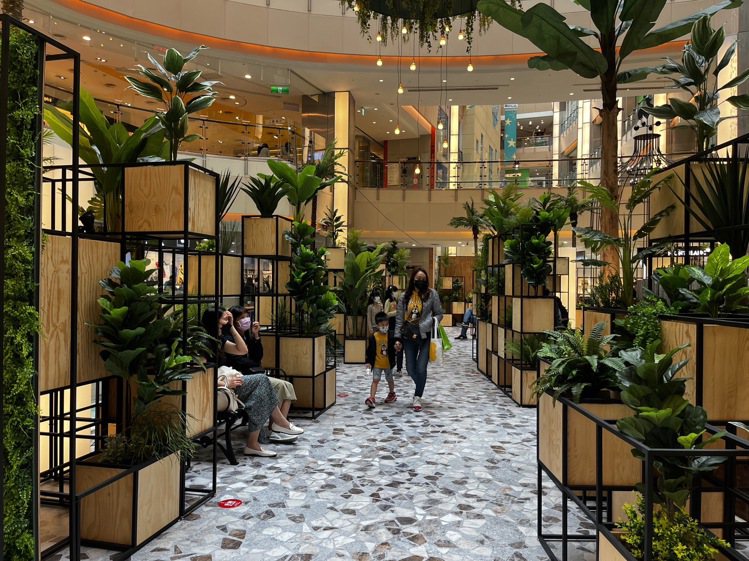 大江購物中心6/8至6/25展開年中慶，並於一樓中庭打造一座微森林，迎接夏季氛圍。圖／大江購物中心提供