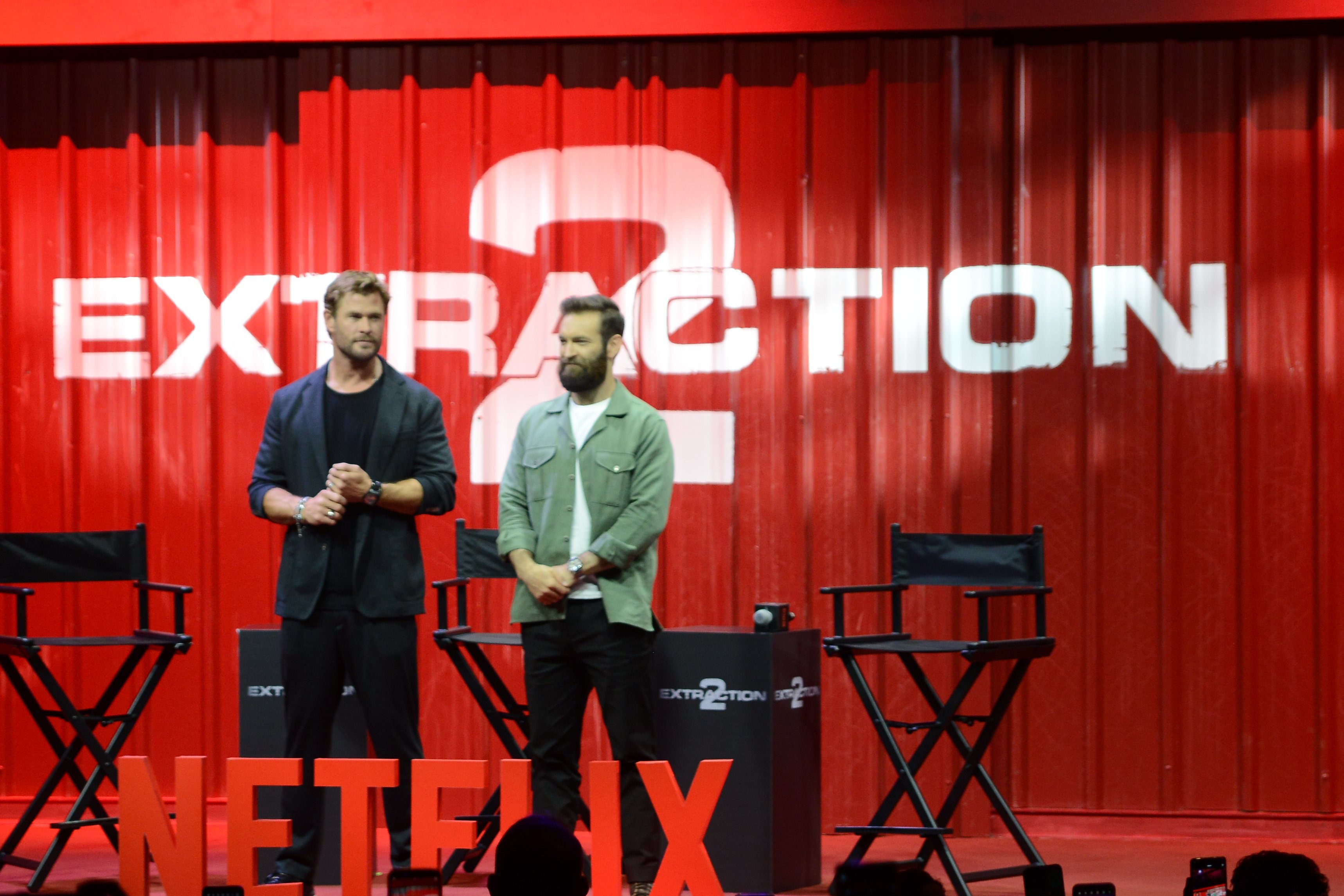 克里斯汉斯沃（左）、导演山姆哈格雷夫出席“惊天营救2”马尼拉记者会。图／Netflix提供
