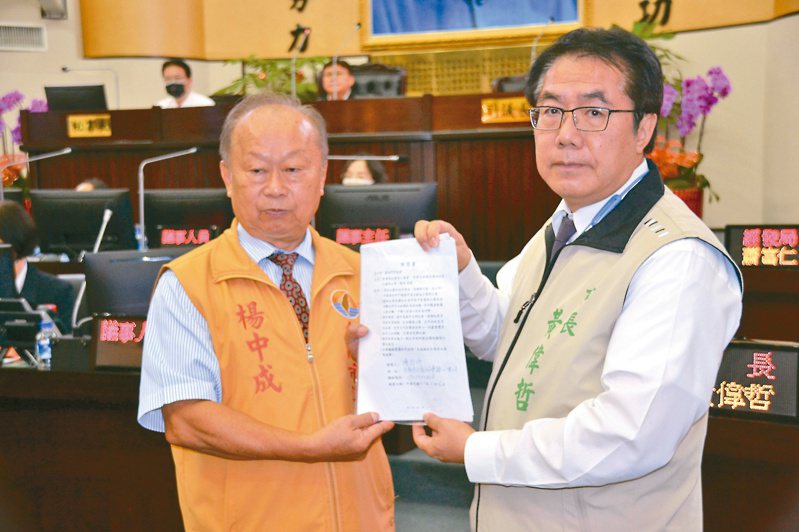 台南市議員楊中成（左）昨把贊成在永康設寵物公園的連署書交給市長黃偉哲。記者鄭惠仁／攝影