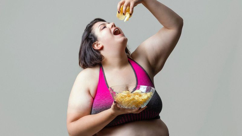 許多肥胖原因來源於不正確的飲食方式、太過極端的偏食，以及營養密度低的加工食品攝取過多。圖片／Canva