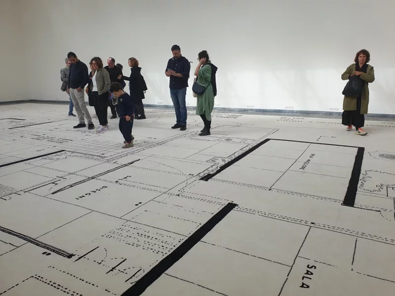 比利時國家館用一件大型地毯(其實是一種新挖掘的土壤製成的可分解地板)完成展覽。 ...