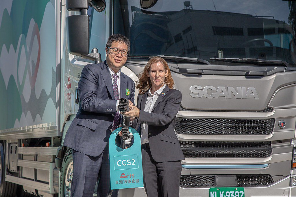 台灣通運董事長辜公怡（左）與Scania Taiwan 總經理柏明希（右）共同為...