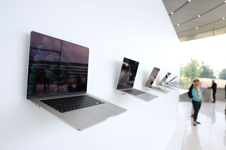 蘋果推出全新的15吋Macbook Air，搭載M2處理器，一樣擁有「瀏海螢幕」、最高續航力為18小時，定價為4萬2900元起。（法新社）