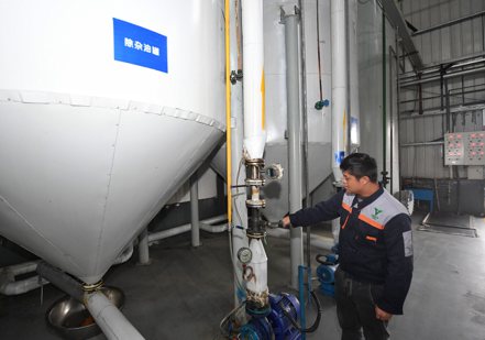 四川一家環保科技有限公司生產工業級混合油、生物柴油，員工正在生產線上操作設備。新華社