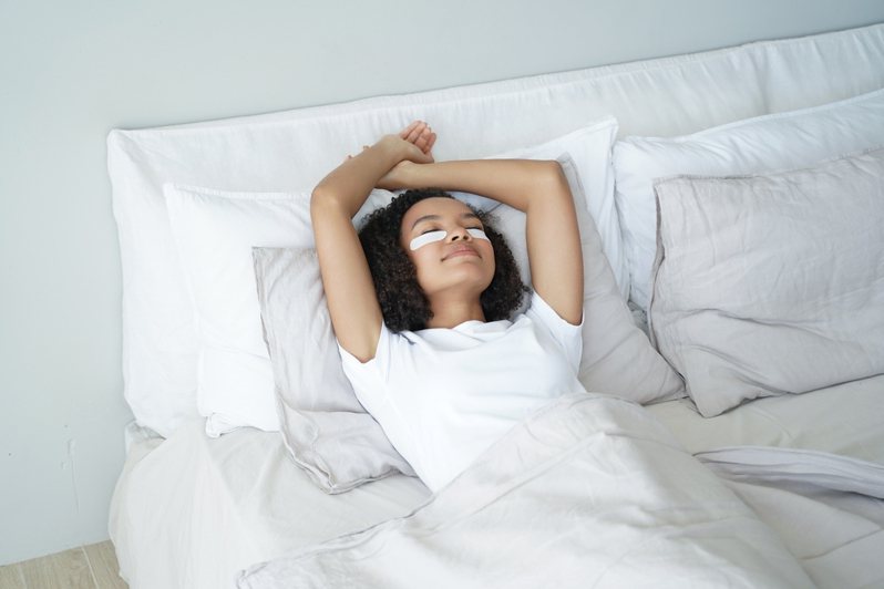 專家建議週末依然要晚間11點上床睡覺，補眠最晚不可超過10點起床。示意圖／ingimage