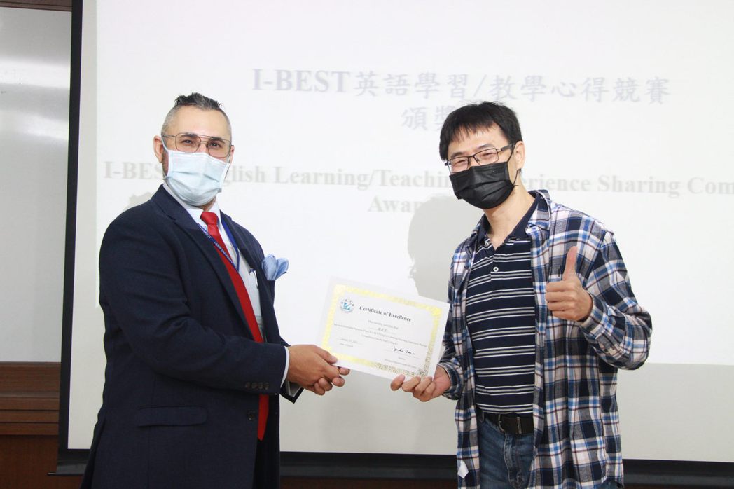 電機系老師楊俊哲(右)，也特別報名比賽與學生相互切磋，傳達翻轉教育學習的意念。義...