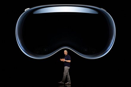 蘋果在6日凌晨的WWDC 2023中，首度亮相MR頭盔Vision Pro。路透社
