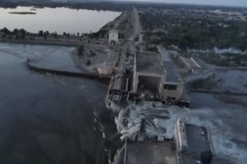 烏克蘭南部一座俄軍控制的大型水壩昨天遭到破壞，俄烏互控對方炸毀水壩。美聯社