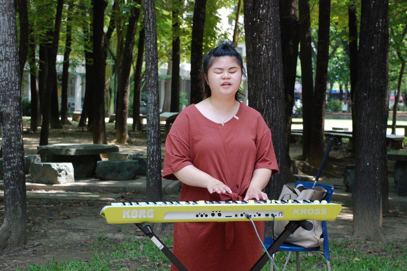 台南應用科技大學流行音樂系學生陳珞綺儘管受全盲及自閉症影響學習能力，但仍努力不懈投入音樂領域，2017年成功考取街頭藝人，並繼2015年後，再度榮獲2023總統教育獎肯定。圖／中央社