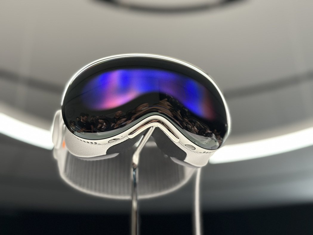 訂制的鋁合金邊框在使用者的臉周圍微微彎曲與Apple Vision Pro的玻璃...