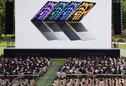 蘋果周一在全球開發者大會上發布首款大尺寸MacBook Air，螢幕為15.3吋。路透