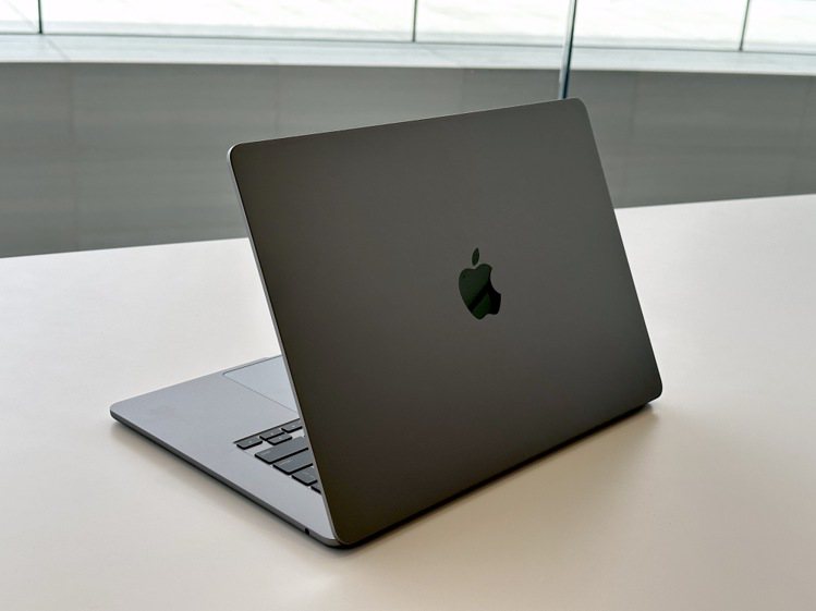 15吋MacBook Air同樣提供午夜色、星光色、銀色和太空灰色4種色彩供選購。記者黃筱晴／攝影