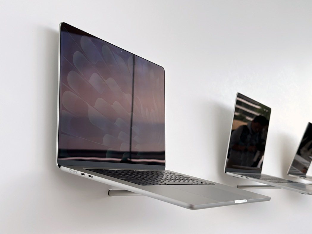 全新搭載M2晶片的15吋MacBook Air厚度僅有1.15公分非常纖薄。記者...